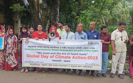 জলবায়ু পরিবর্তনে ক্ষতিগ্রস্তদের ক্ষতিপূরণের দাবিতে পাথরঘাটায় মানববন্ধন