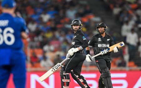 জোড়া ফিফটিতে ঝড়ো সূচনা কিউইদের ।