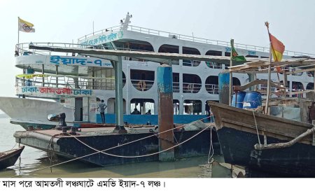 দীর্ঘ অপেক্ষার পর আমতলীর রুটে লঞ্চ চলাচল শুরু; সরগরম লঞ্চঘাট