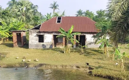 ভাঙ্গাচোরা ভবন আর অবসরপ্রাপ্ত স্বাস্থ্যকর্মী দিয়েই চলছে কয়রা বেদকাশি  উপস্বাস্থ্য কেন্দ্রটি