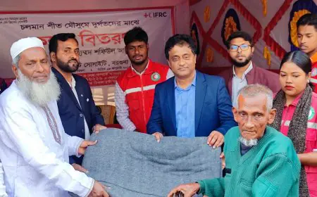 বরগুনায় দুর্গতদের মাঝে রেড ক্রিসেন্ট এর কম্বল বিতরণ