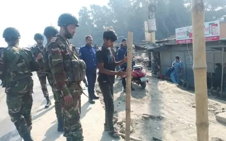 নড়াইলে যানজট মুক্ত করতে অস্থায়ী টিকেট কাউন্টার উচ্ছেদ 