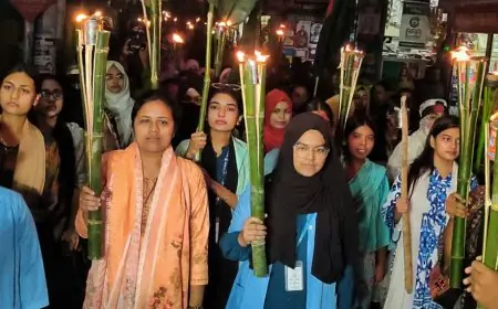 ধর্ষণ ও নারী নির্যাতনের বিরুদ্ধে বরগুনার শিক্ষার্থীদের প্রতিবাদ