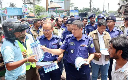 পুলিশ নিয়োগে প্রতারক হতে সাবধান করতে বরগুনায় লিফলেট বিতরণ