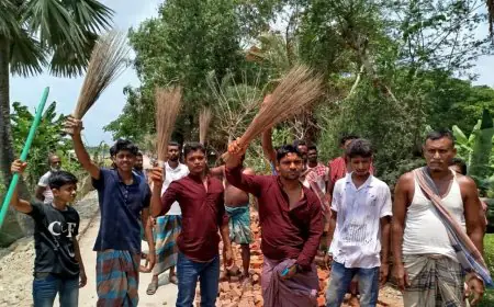 নিম্নমানের ইট দিয়ে সড়ক নির্মাণ, প্রকৌশলীর বিরেুদ্ধে ঝাড়ু মিছিল দিয়ে কাজ বন্ধ