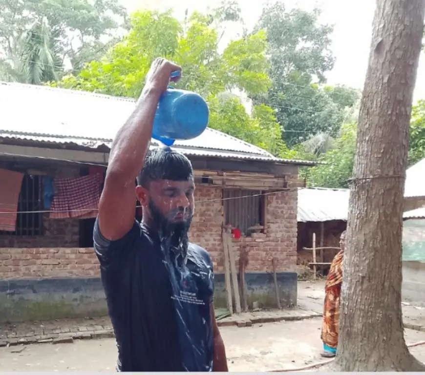 নড়াইলে ছাত্রলীগ নেতা দুধ দিয়ে গোসল করে রাজনীতি ছাড়ার ঘোষণা