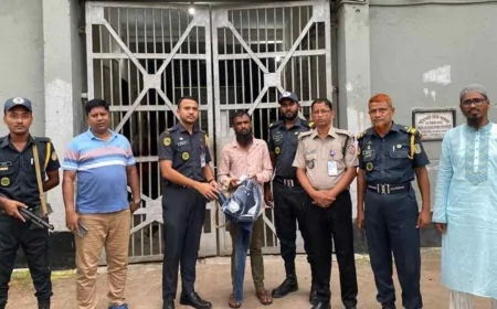 কারাগারে এক বন্ধুকে দেখতে গিয়ে অন্য বন্ধু আটক