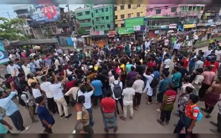 বরিশালে শ্রমিকদের সঙ্গে ছাত্র-জনতার সংঘর্ষ, যান চলাচল বন্ধ