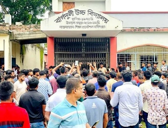 ছাত্রীর সঙ্গে অন্তরঙ্গ, আটকে রাখা হলো কোচিং সেন্টারের শিক্ষককে