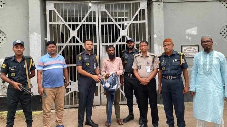 কারাগারে এক বন্ধুকে দেখতে গিয়ে অন্য বন্ধু আটক