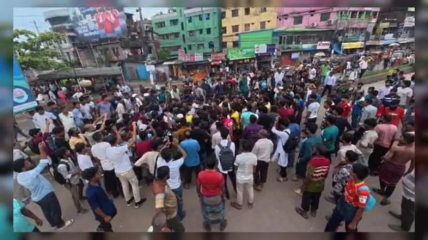 বরিশালে শ্রমিকদের সঙ্গে ছাত্র-জনতার সংঘর্ষ, যান চলাচল বন্ধ