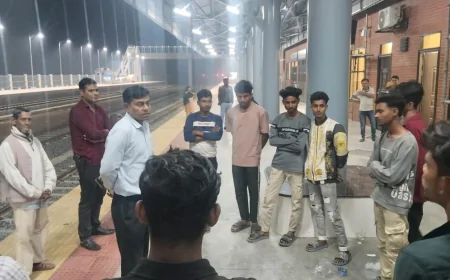 বখাটেদের কবল থেকে নড়াইল রেল স্টেশন রক্ষায় পুলিশের অভিযান