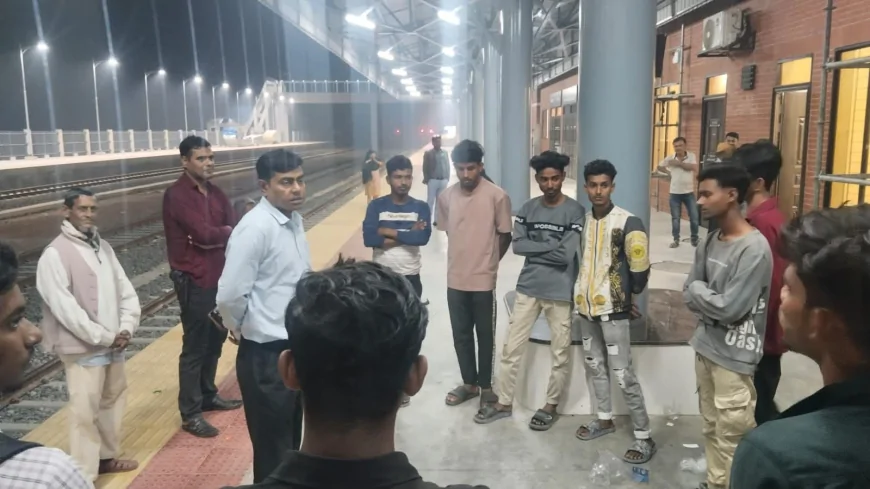 বখাটেদের কবল থেকে নড়াইল রেল স্টেশন রক্ষায় পুলিশের অভিযান
