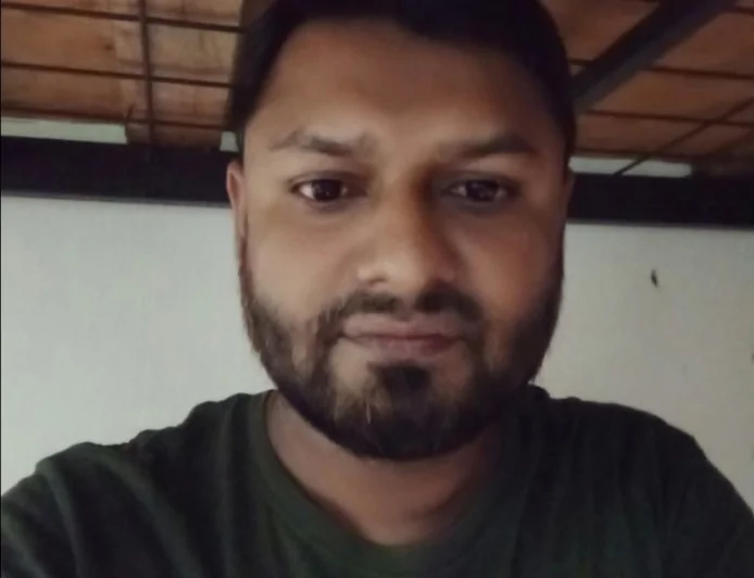 নড়াইলে গ্রাম্য শালিশের মধ্যে জামায়াত নেতাকে কুপিয়ে গুরুতর  জখম ।