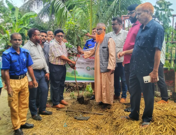 প্রধানমন্ত্রীর ২৫ কোটি বৃক্ষরোপণ কর্মসূচির অংশ হিসেবে নড়াইলে ফলদ ও বনজ বৃক্ষরোপণ