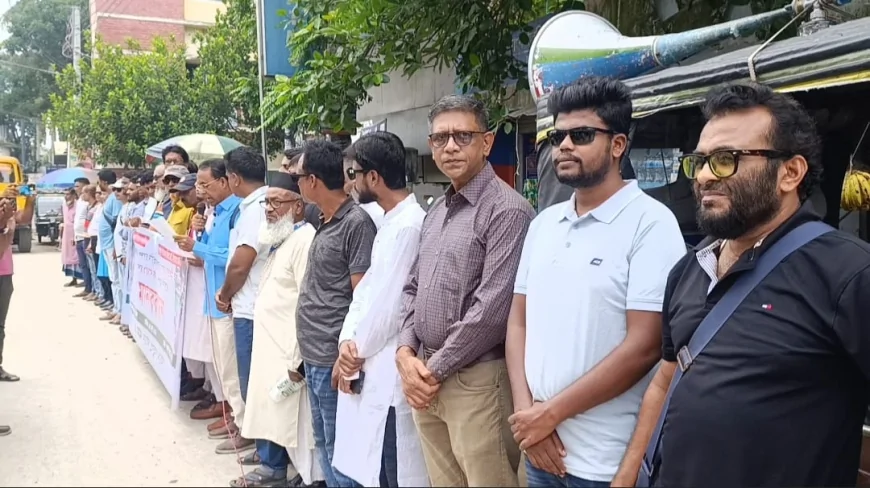 সাংবাদিকদের ওপর হামলার প্রতিবাদে নড়াইল প্রেসক্লাবের মানববন্ধন
