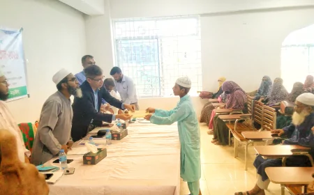 নড়াইলে দুস্থদের মাঝে যাকাতের চেক বিতরণ