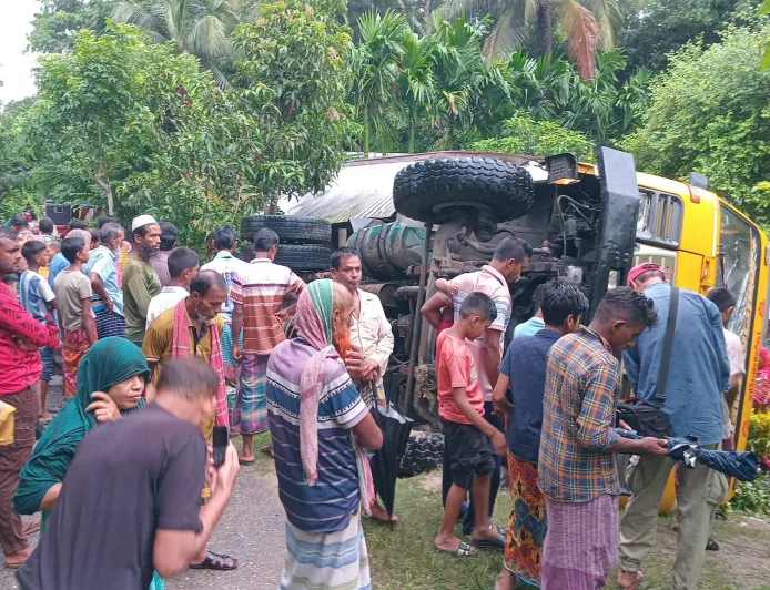 নড়াইলে পাথরবোঝাই ট্রাক উল্টে ঘরের ওপর পড়ে ১ জনের মৃত্যু হয়েছে।