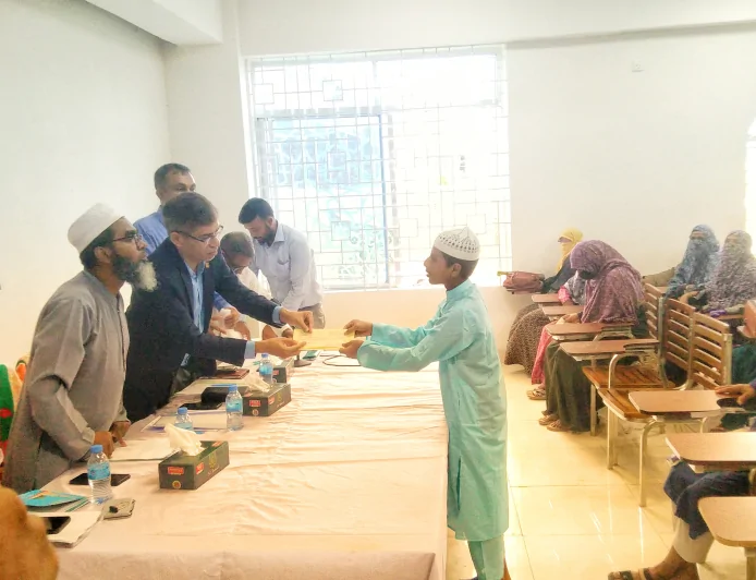 নড়াইলে দুস্থদের মাঝে যাকাতের চেক বিতরণ