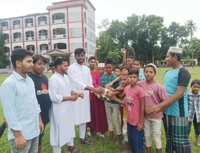 খেলাধুলার মাধ্যমে তরুণদের মাদকমুক্ত সমাজ গঠনের লক্ষে নড়াইলে ছাত্রশিবিরের ফুটবল বিতরণ