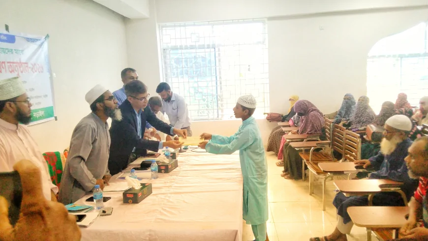 নড়াইলে দুস্থদের মাঝে যাকাতের চেক বিতরণ