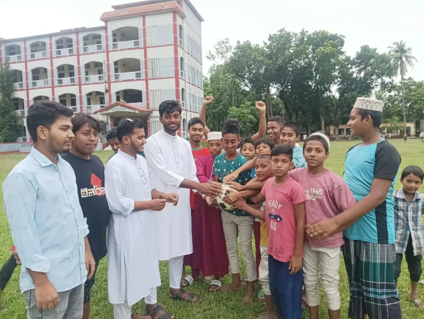 খেলাধুলার মাধ্যমে তরুণদের মাদকমুক্ত সমাজ গঠনের লক্ষে নড়াইলে ছাত্রশিবিরের ফুটবল বিতরণ