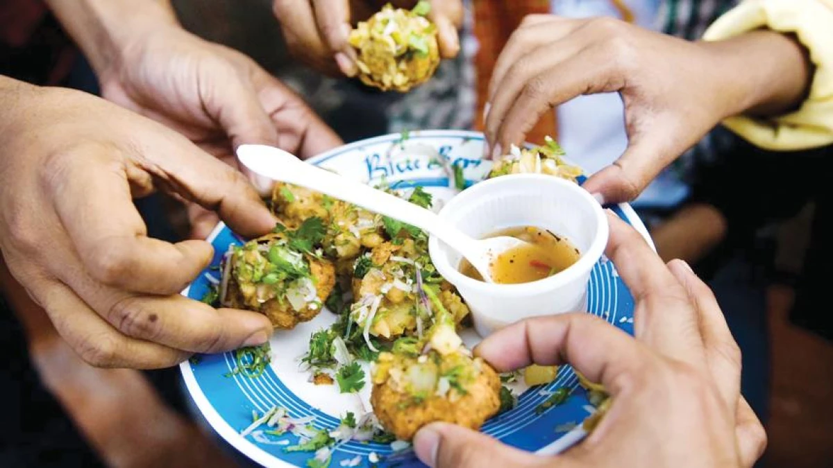 ঢাকায় ফিউশন ফুচকার জোয়ার: বদলে যাচ্ছে স্ট্রিট ফুড