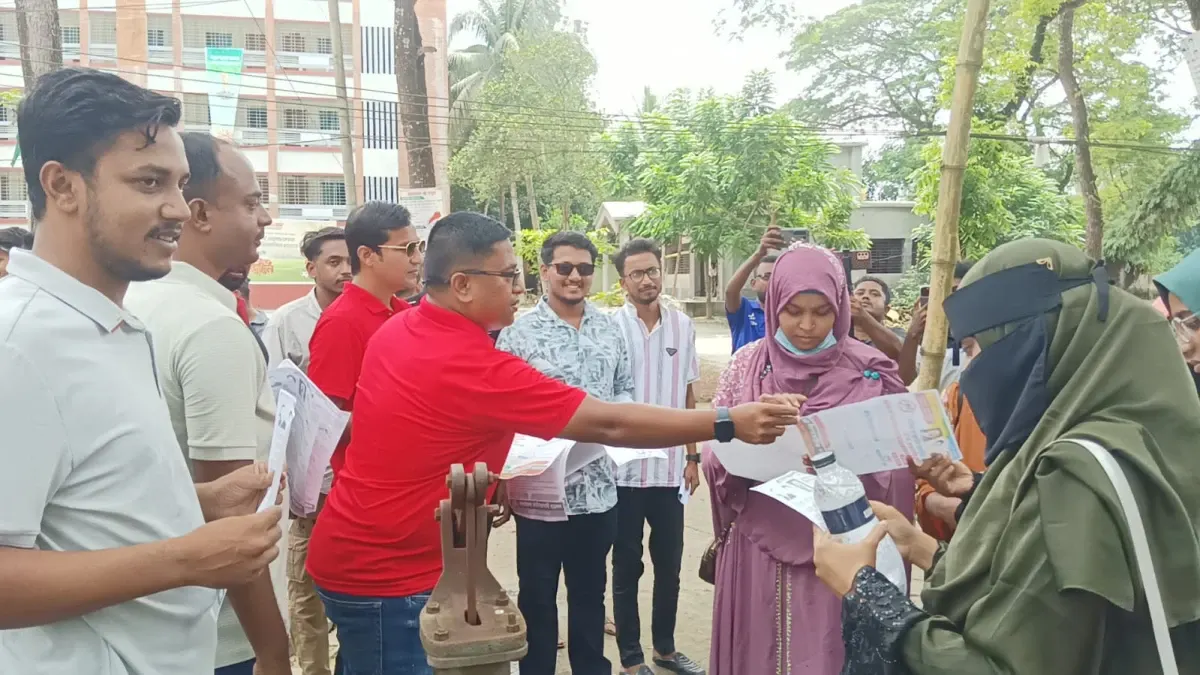 নড়াইলে ডেঙ্গু প্রতিরোধে ছাত্রদলের পরিষ্কার-পরিচ্ছন্নতা অভিযান