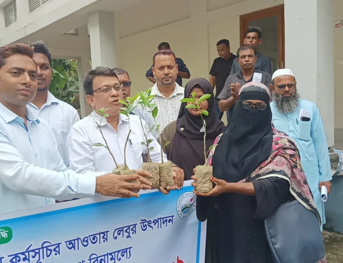 নড়াইলে কৃষকদের মাঝে বিনামূল্যে লেবুর চারা ও জৈব সার বিতরণ